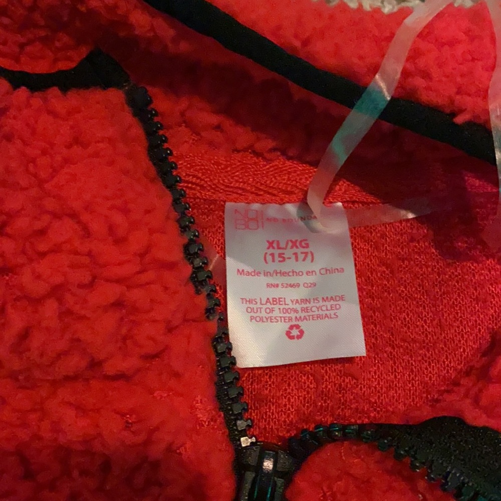 Red sweater - Picture 4 of 4